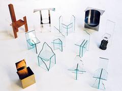 Sedia in metallo con foro, di Guillermo Santoma