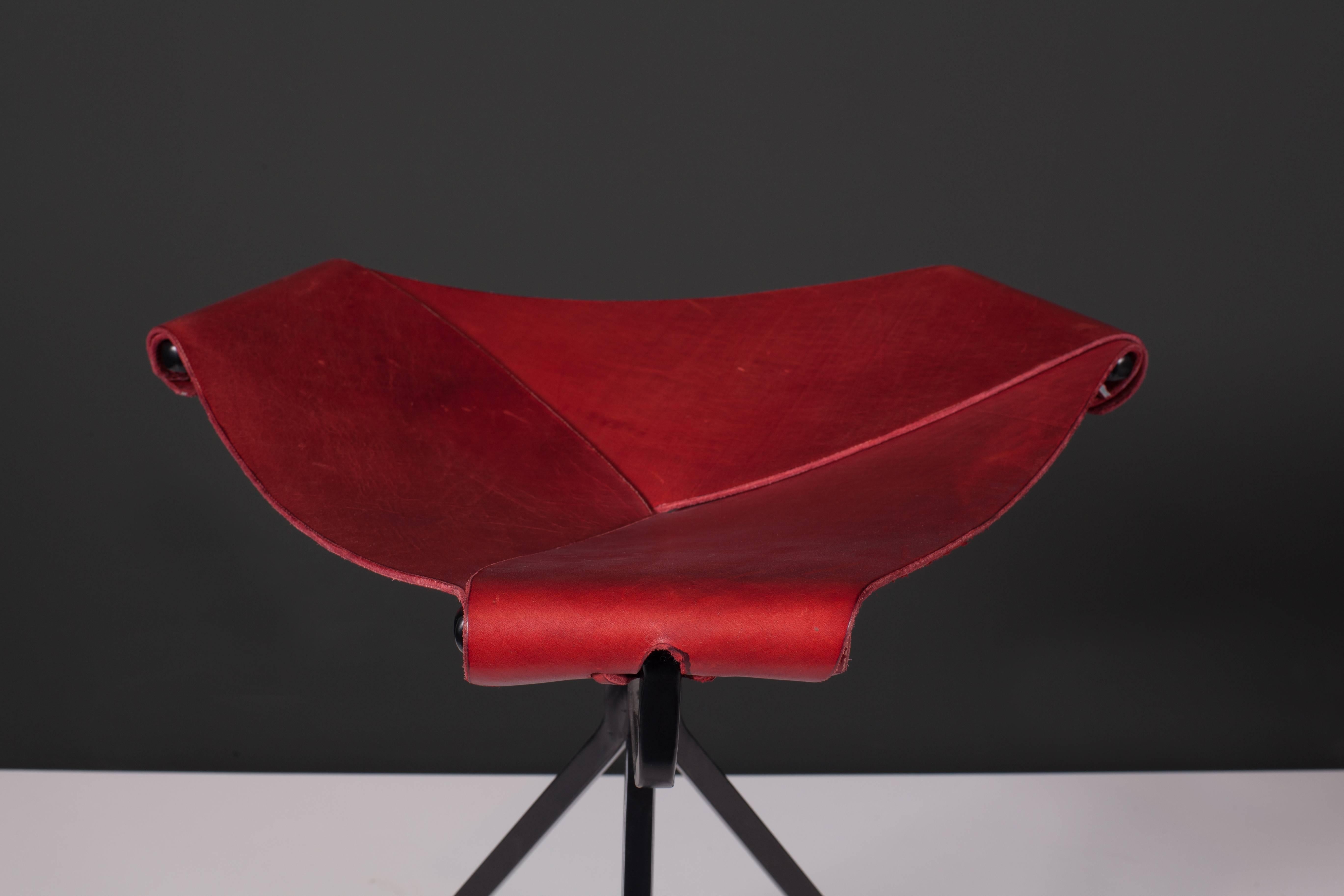 Stool with red Latigo leather on a black steel base. A Californian icon!