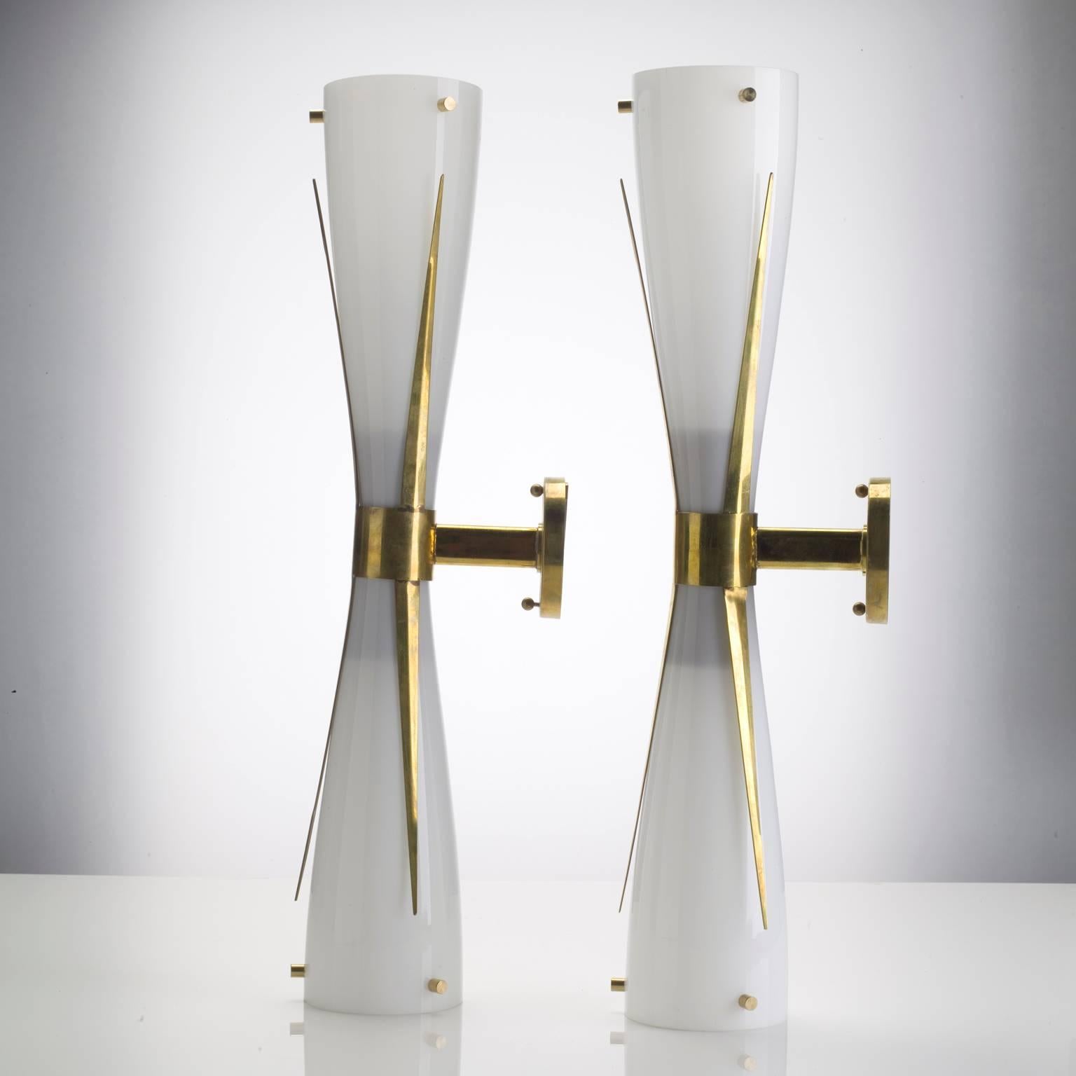 A pair of elegant Italian hour-glass shaped Murano glass lights with brass cuff and shard detailing.