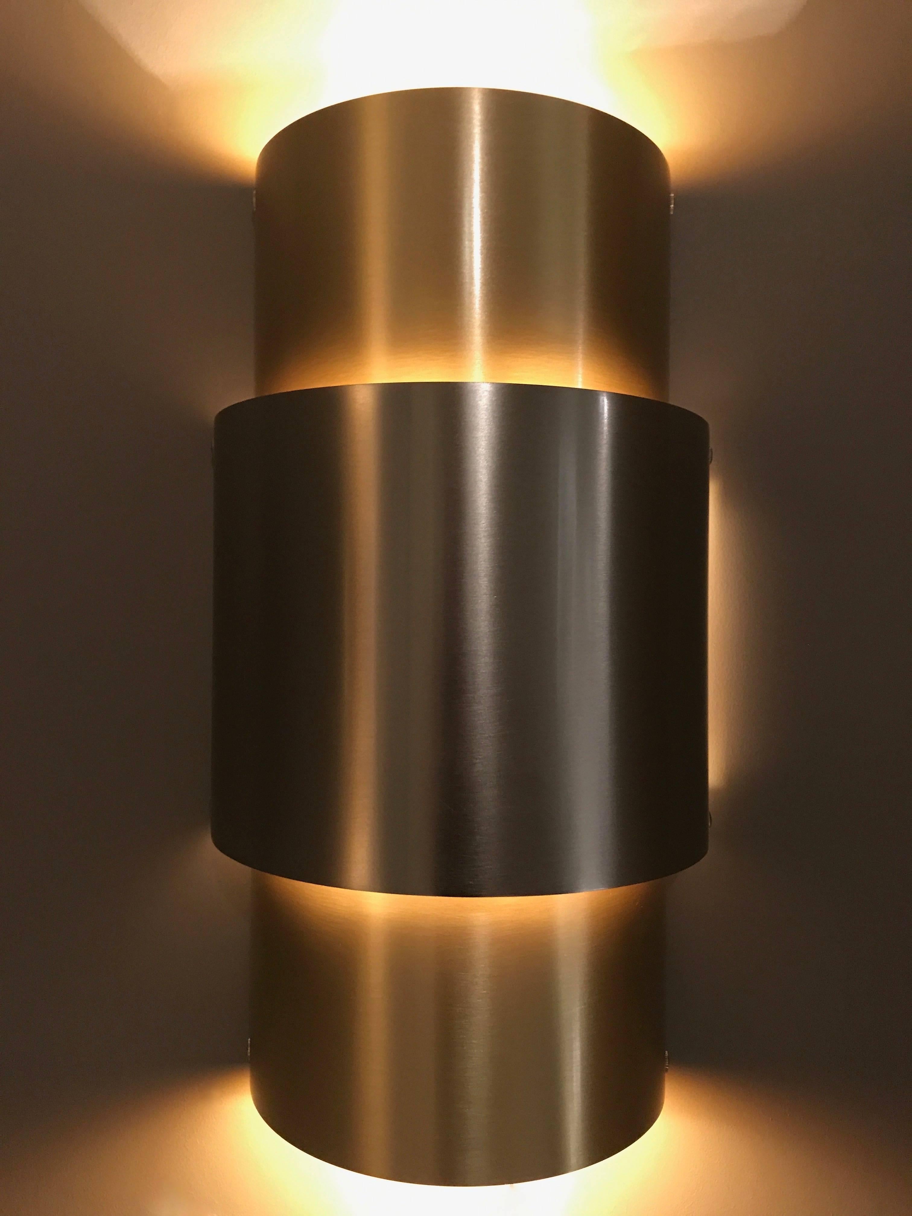 A pair of Italian brushed brass and brushed nickel wall lights. 


Wired for the EU, each sconce takes two E27 bulbs.
 