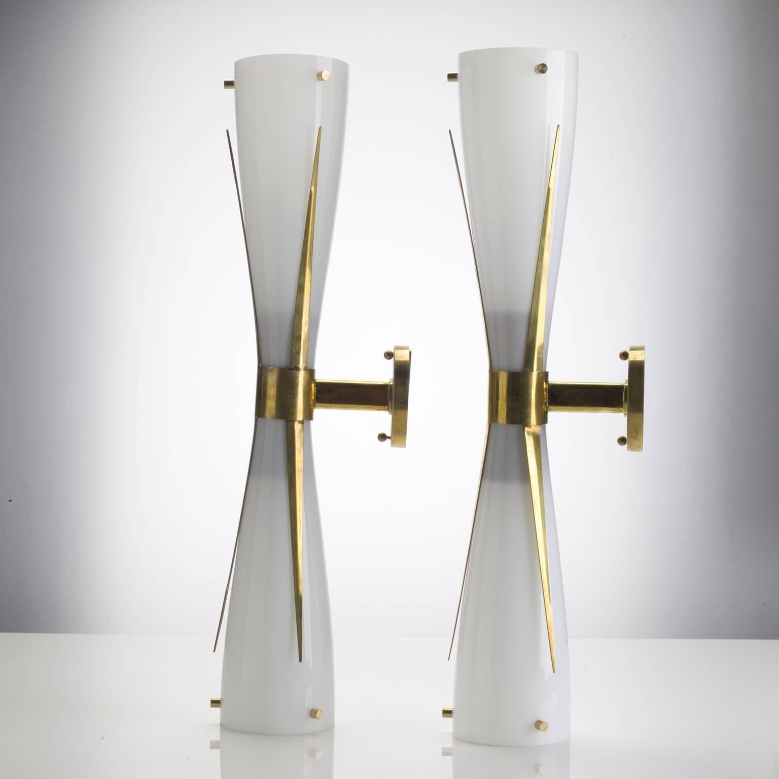 Mid-Century Modern Pair of Italian Mid-Century Style Murano Glass and Brass Hour-glass Wall Lights For Sale