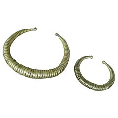 Collana girocollo e bracciale a spirale in ottone vintage degli anni '70