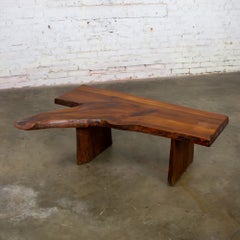 Brutalistischer Couchtisch oder Bank im „Live Edge“-Stil aus einer massiven Holzplatte nach dem Vorbild von George Nakashima