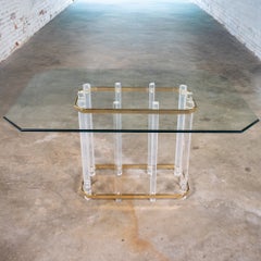 Table à manger Hollywood Regency : verre, laiton et Lucite, style Charles Hollis Jones