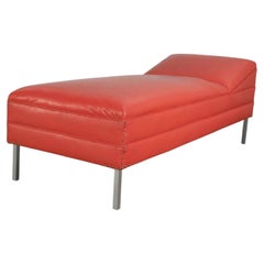 MCM-Chaiselongue oder Tagesbett im Bauhaus-Stil aus korallenfarbenem Vinyl-Kunstleder mit Aluminiumbeinen