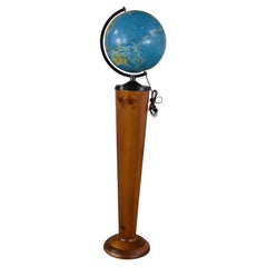MCM Repogle World Horizon Series Beleuchteter Weltglobus auf individuellem Kiefer Stand