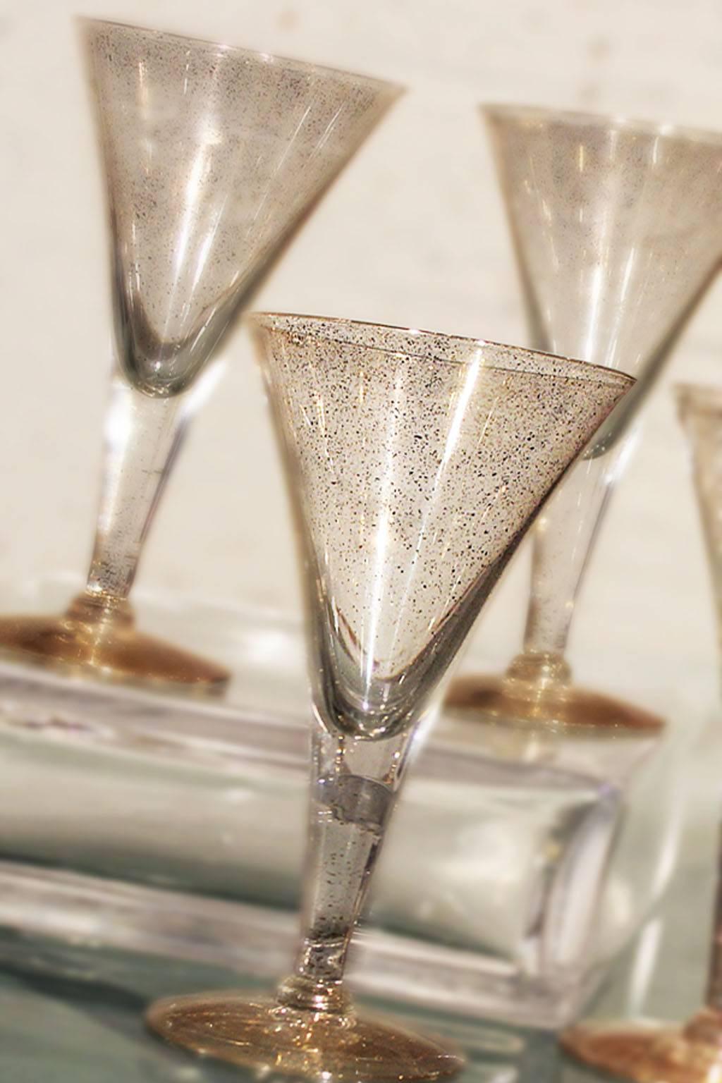 Wonderful and glamorous set of five Dorothy C. Thorpe Gold Fleck small champagne, wine or cordial stemware glasses. These are in wonderful vintage condition.

I'm so in love with the glamour of this set of five gold fleck small champagne flutes or