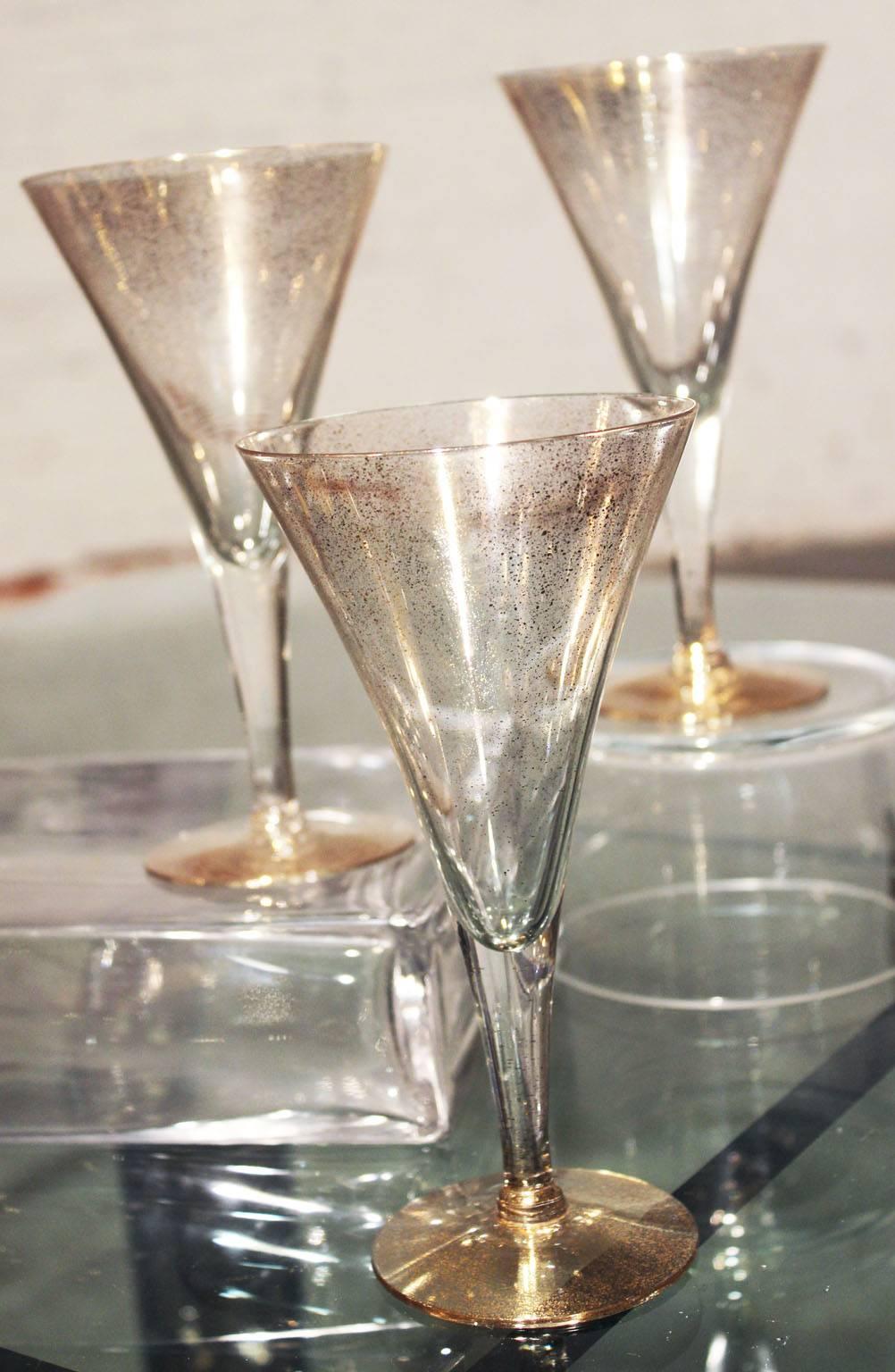Wonderful and glamorous set of six Dorothy C. Thorpe gold fleck champagne or wine stemware glasses. These are in wonderful vintage condition.

Glamour is the word of the day for this set of six gold fleck champagne flutes or wine glasses by
