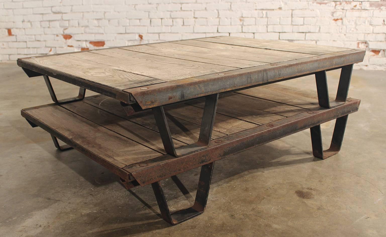 Palettes industrielles en bois des années 1930 Cadre rustique en fer Abîmé - En vente à Topeka, KS