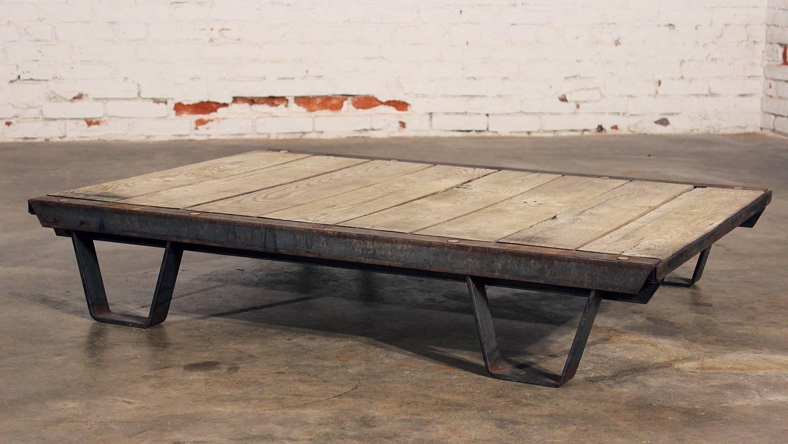 Fer Palettes industrielles en bois des années 1930 Cadre rustique en fer en vente