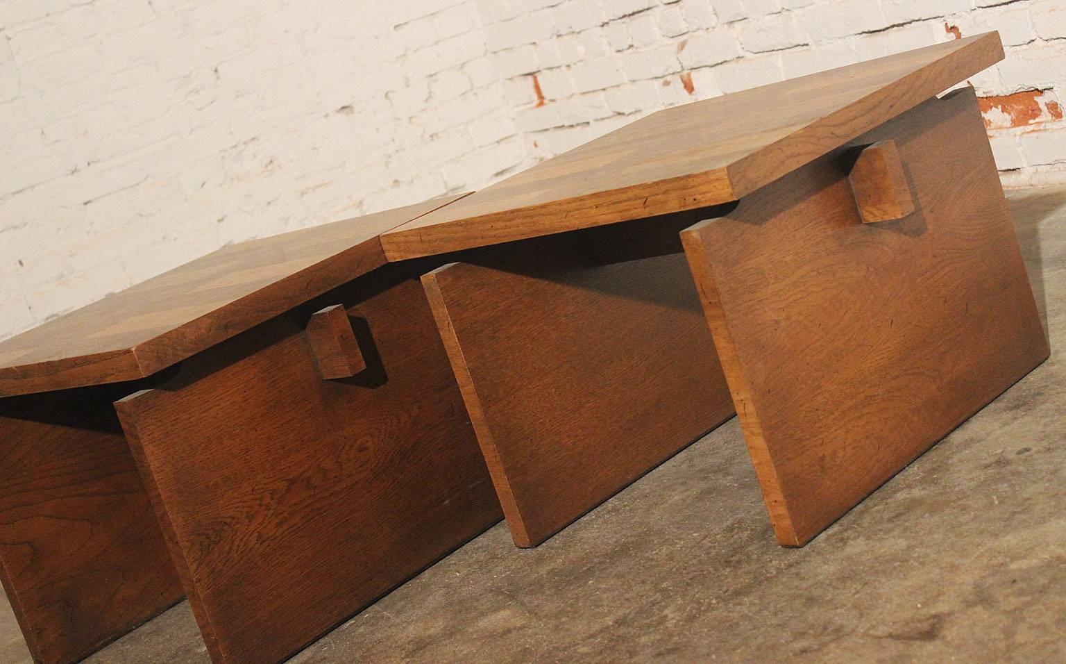 Wonderful pair of vintage postmodern chunky Brutalist end tables in oak by Lane. In very good vintage condition and extremely sturdy. This pair of Lane Furniture small tables would make a striking addition to your home.

Here is a handsome pair of