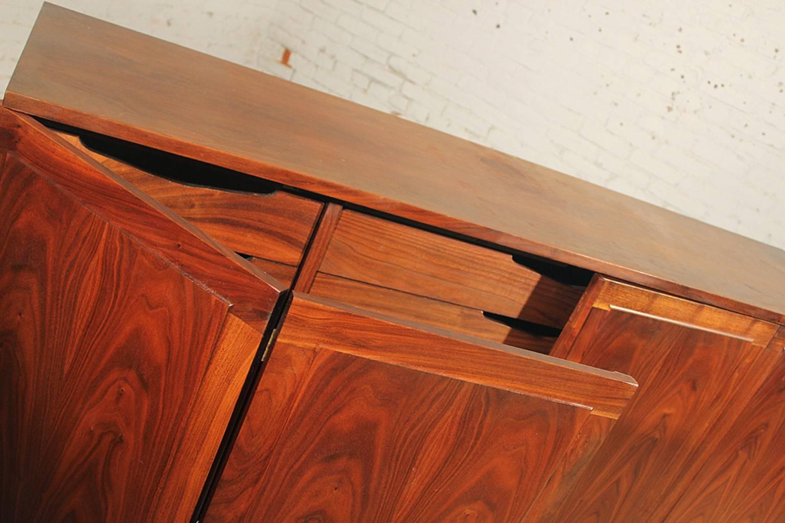 Buffet or credenza in bookmatched Honduran rosewood, circa 1960s. Designed by Jack Cartwright for the Founders Furniture Company. In wonderful vintage condition.

This buffet cabinet or credenza by Jack Cartwright for Founders Furniture Company is