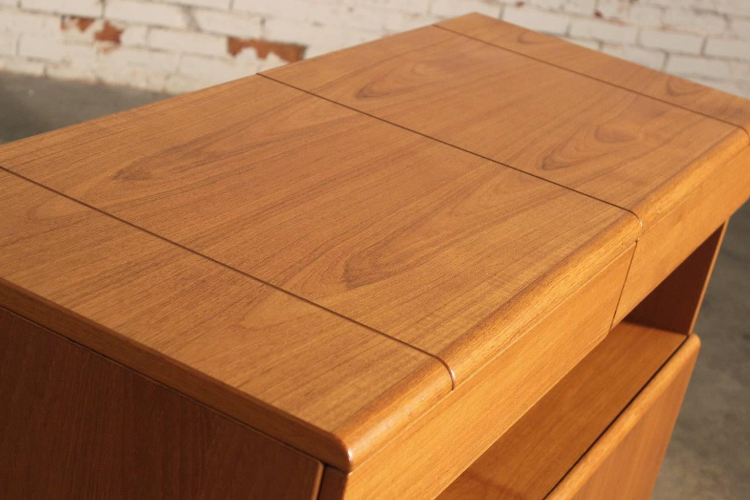 Vintage Danish Mid-Century Modern Teak Dry Bar with Flip Out Top In Good Condition In Topeka, KS