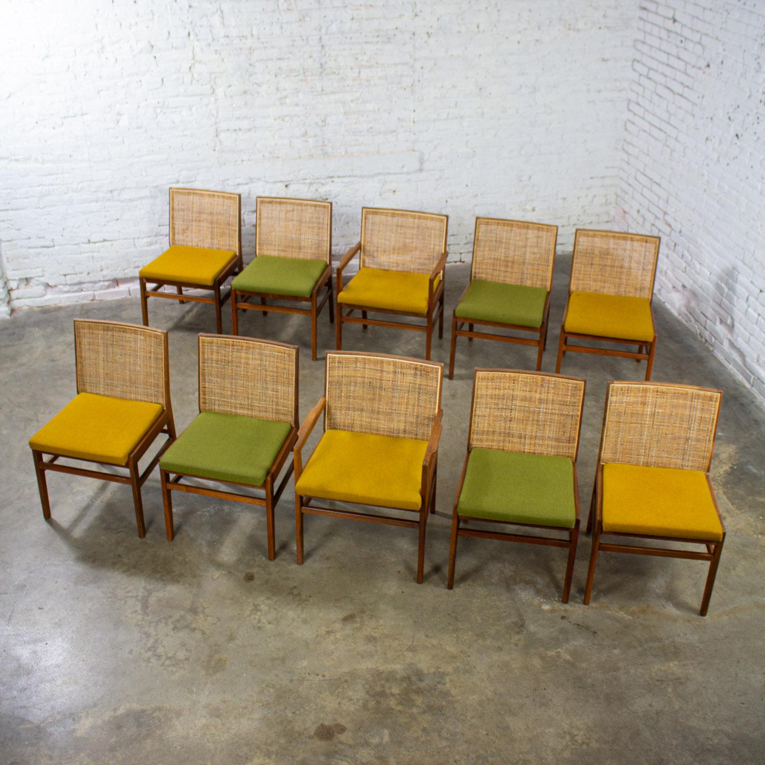 Handsome Mitte des 20. Jahrhunderts Mid-Century Modern Hibriten Satz von 10 Nussbaum & Schilfrohr Esszimmerstühle 2 bewaffnet und 8 Stühle mit gelben und grünen hopsacking Stoff. Schöner Zustand, wenn man bedenkt, dass diese Vintage und nicht neu