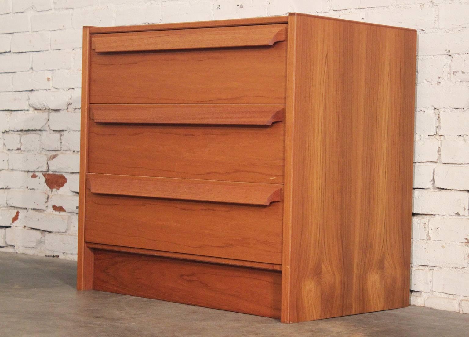 Beautiful and useful are just two of the words to describe this great Danish Mid-Century Modern small chest of drawers with its matching mirror. This circa 1980s Scandinavian Modern piece is in wonderful vintage condition.

This three-drawer chest