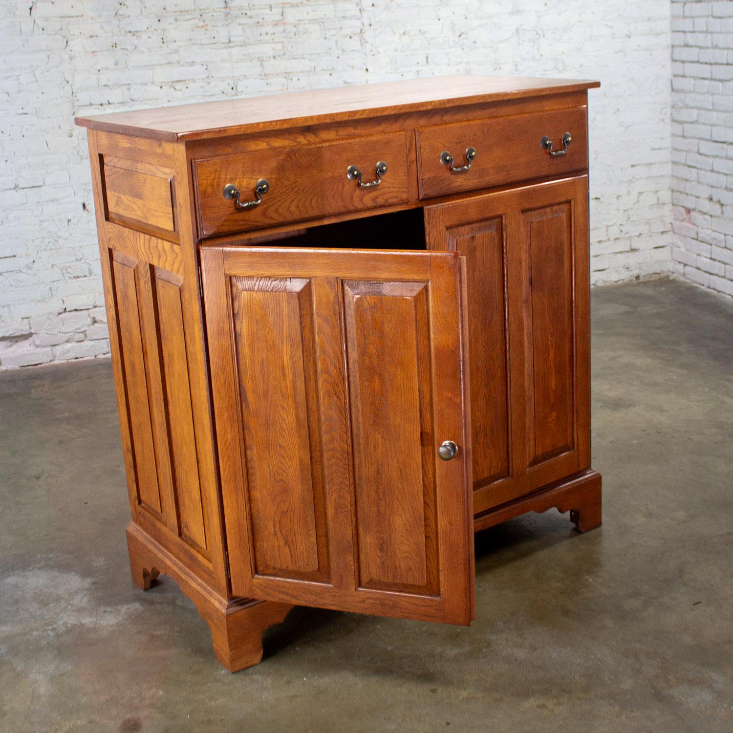 Georgian Style Oak Sideboard Chestnut Creek 100 Yr Anniversary Edition by Keller In Good Condition For Sale In Topeka, KS