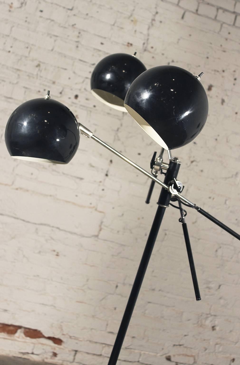 This is a fantastic articulated three-arm Mid-Century Modern floor lamp in the style of the Triennale Orbiter lamp designed by Robert Sonneman which was produced by Arredoluce. The three arms on this circa 1960s lamp pivot each ball shade