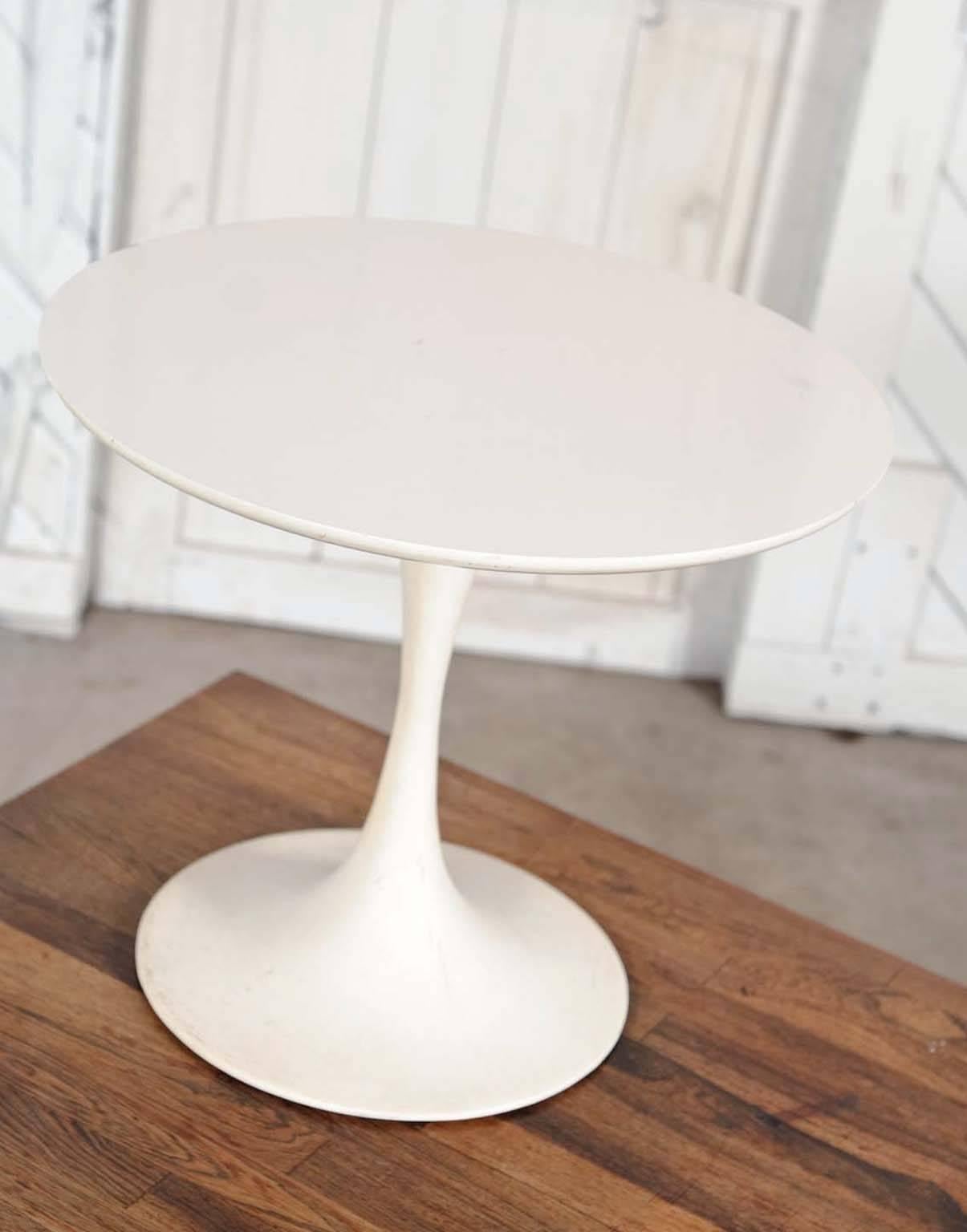Mid-Century Modern Small Saarinen Style Tulip End Table In Good Condition In Topeka, KS