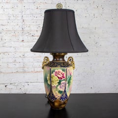 Lampada da tavolo a motivi floreali in porcellana dipinta a mano, stile Royal Nippon, con paralume a campana nero