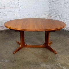 Scandinavian Modern Teak Dining Table Expanding Oval Attr. to Skovby Furniture