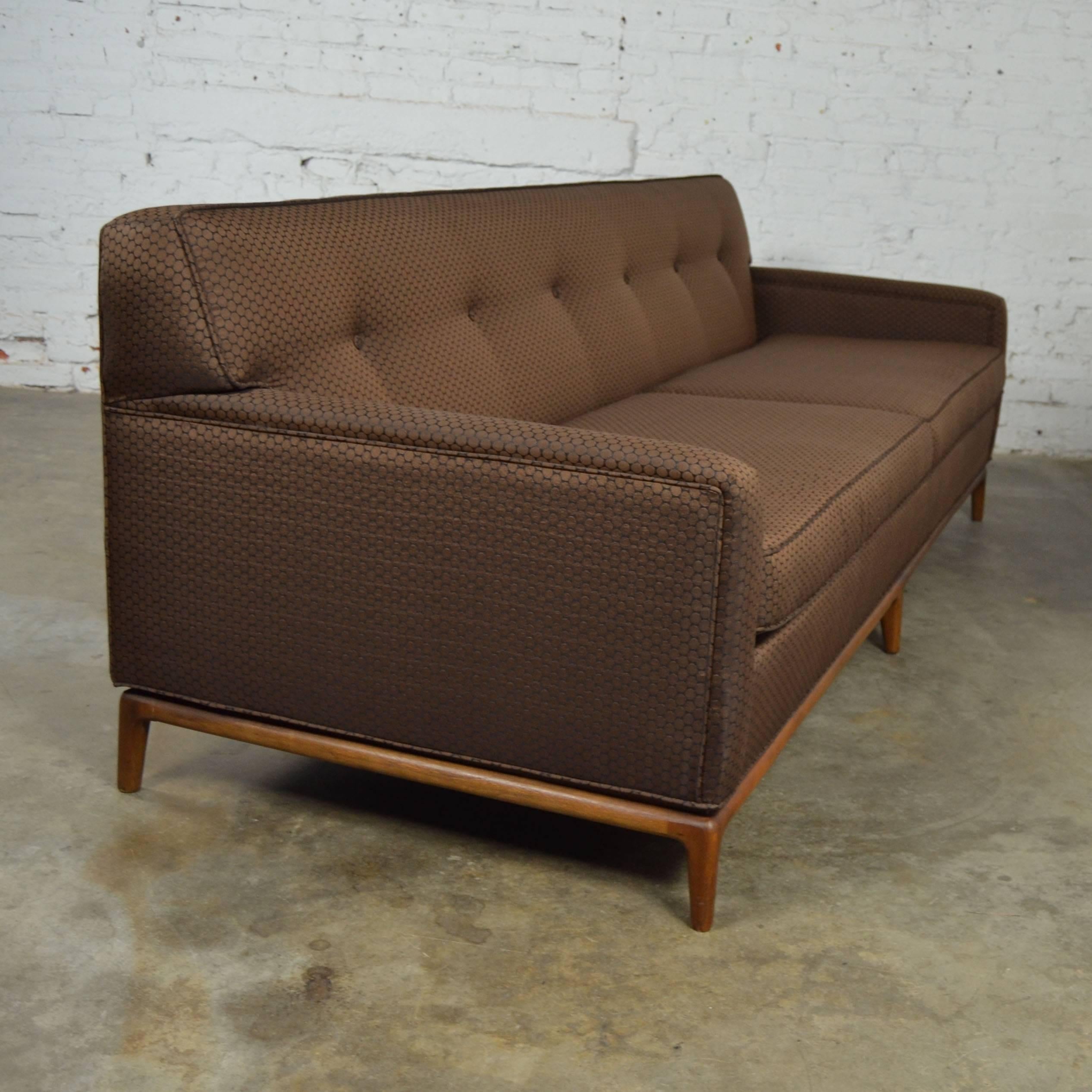 
Incredible vintage mid-century modern Lawson style sofa with tufted tight back on a walnut base with six legs and newly reupholstered. Beautiful condition, keeping in mind that this is vintage and not new so will have signs of use and wear. Please