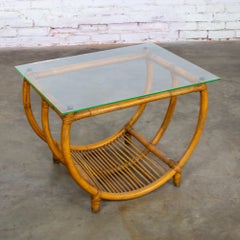 Mesita auxiliar o de esquina MCM de estilo costero, con base de ratán curvado y tablero rectangular de cristal