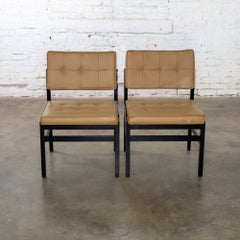Sillas auxiliares MCM de Hibriten Chair Co. Marcos de madera ebonizada con imitación de piel de camello