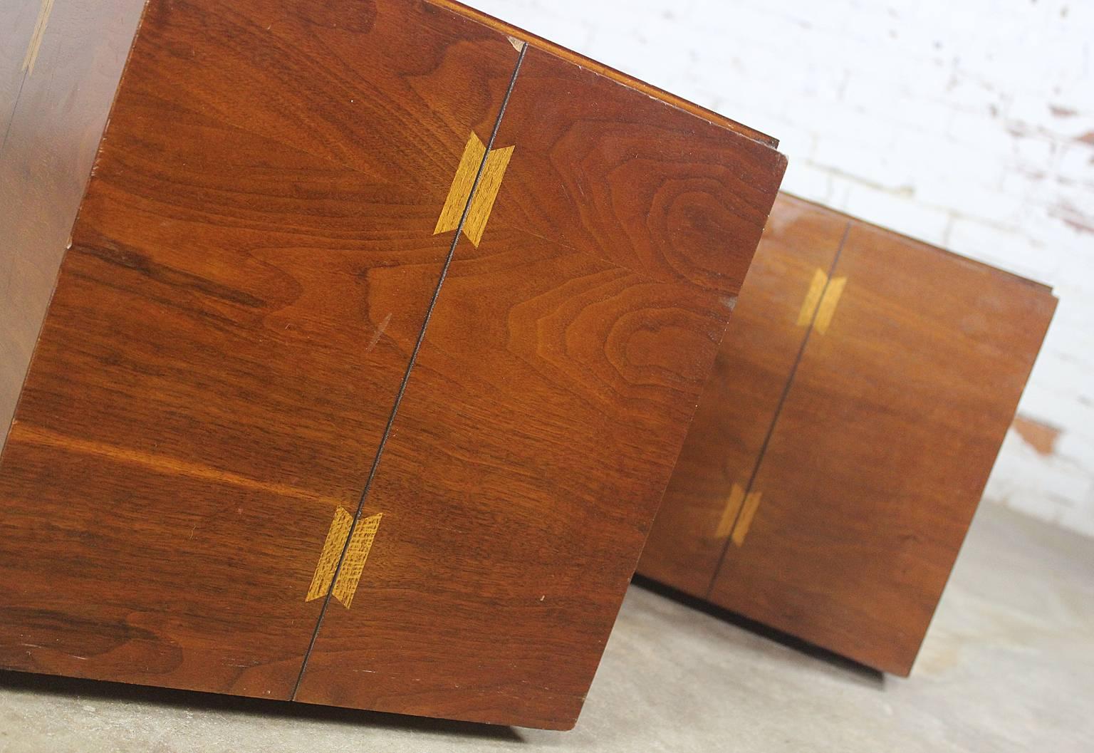 Handsome and versatile pair of lane Mid-Century Modern rolling cube side tables. Notice the beautiful butterfly joint inlay design and the black laminate tops. This pair of cube end tables are in wonderful vintage condition.

Simply incredible and