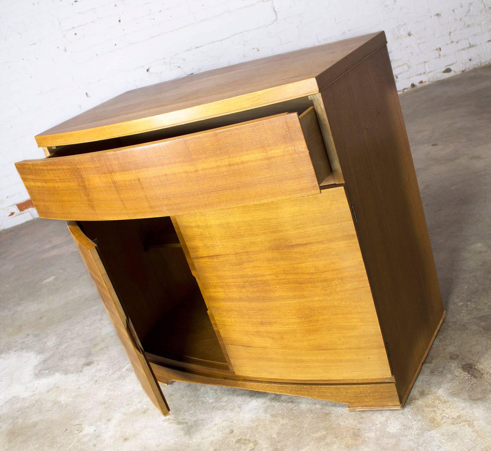 Beautiful and simple small chest type Mid-Century Modern server cabinet in wonderful vintage condition.

This fabulous little Mid-Century Modern mahogany chest is just the right size for so many places. It came with a dining room set to be a