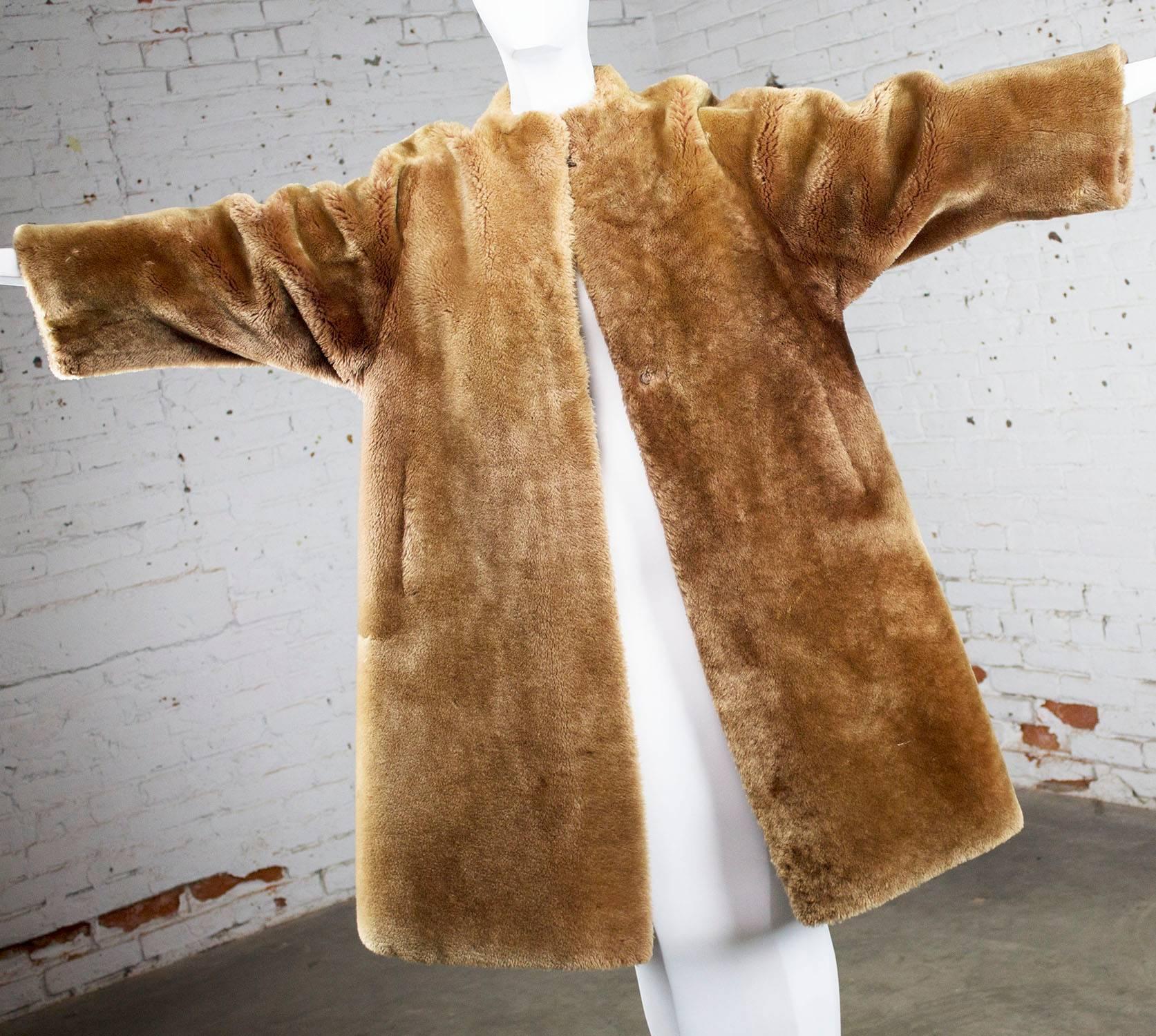 Gorgeous, luxurious and elegant vintage 1950s mouton fur swing style coat in wonderful vintage condition.

Beautiful, elegant, extremely warm. These are the three best descriptors for this wonderful vintage 1950s mouton fur swing style coat. This
