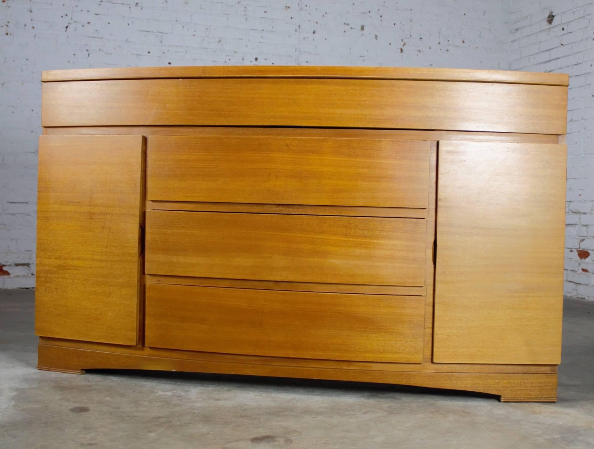 Simply beautiful Mid-Century Modern mahogany buffet cabinet in wonderful vintage condition.

 This awesome Mid-Century Modern, circa 1950s mahogany buffet is really beautiful and just the right piece for a dining room, entry hall or even your