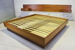 Vintage Scandinavian Modern Teak King Plattformbett mit Nachttischen