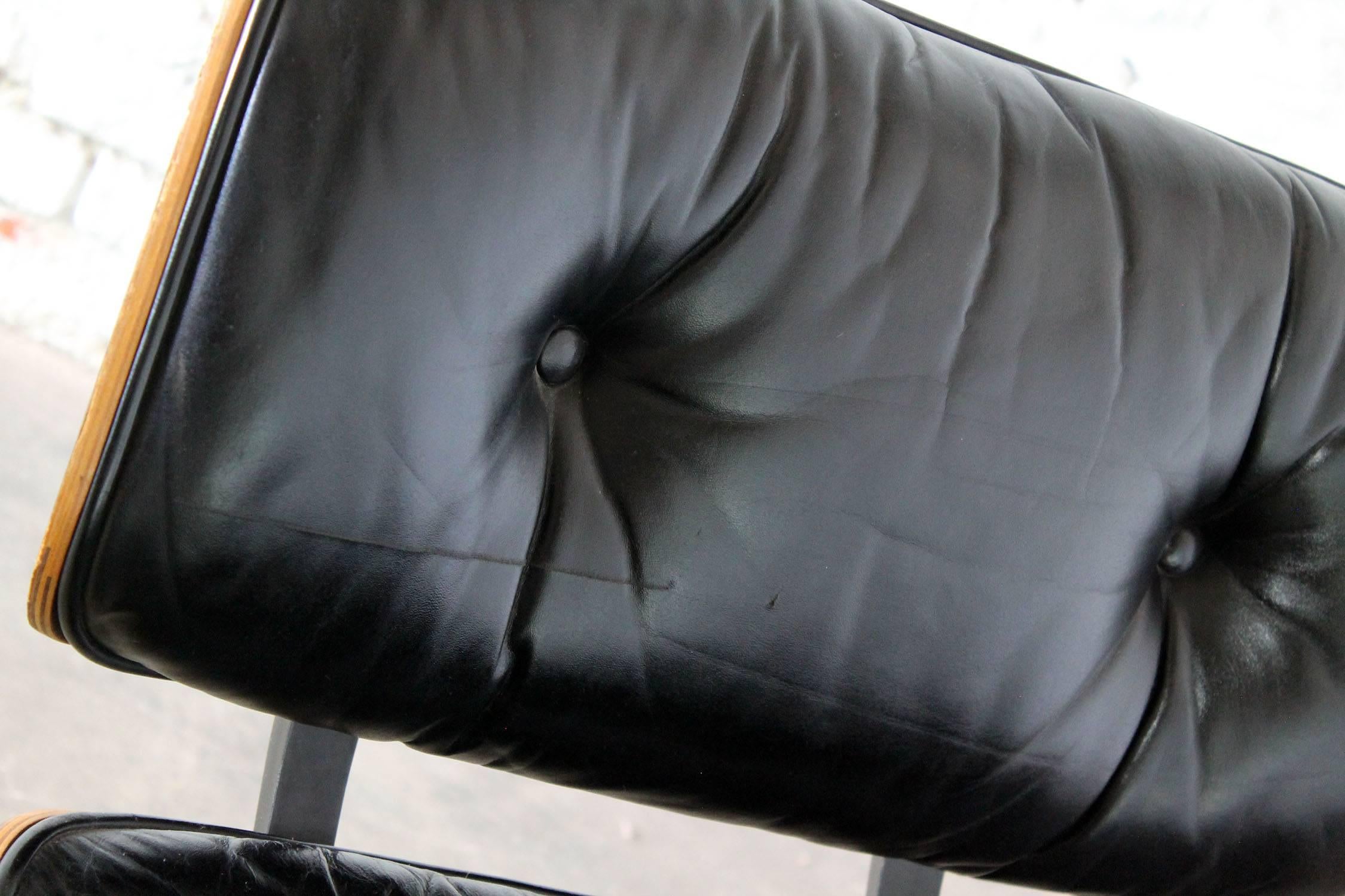 Vintage Herman Miller Eames Lounge Chair & Ottoman in Black Leather & Rosewood In Fair Condition In Topeka, KS