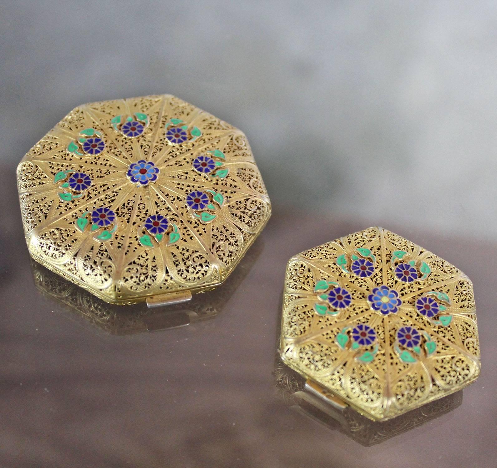 Extraordinarilly beautiful pair of vintage vermeil filigree powder and rouge compacts. This pair is in fabulous condition.

What a beautiful and extraordinary pair of vintage compacts. They are octagonal in shape and finely made of filigree and
