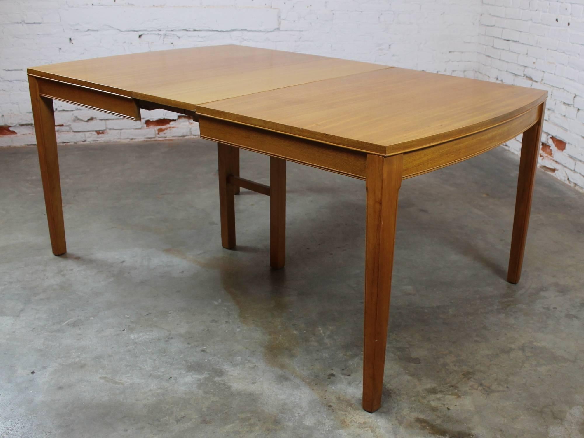 Vintage Mid-Century Modern Mahogany Dining Table In Good Condition For Sale In Topeka, KS