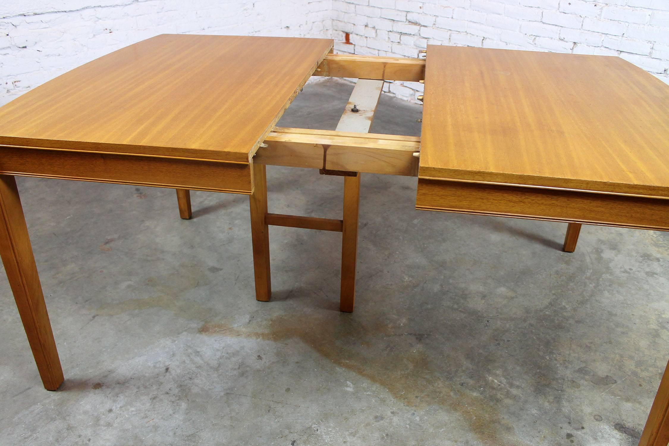 20th Century Vintage Mid-Century Modern Mahogany Dining Table For Sale