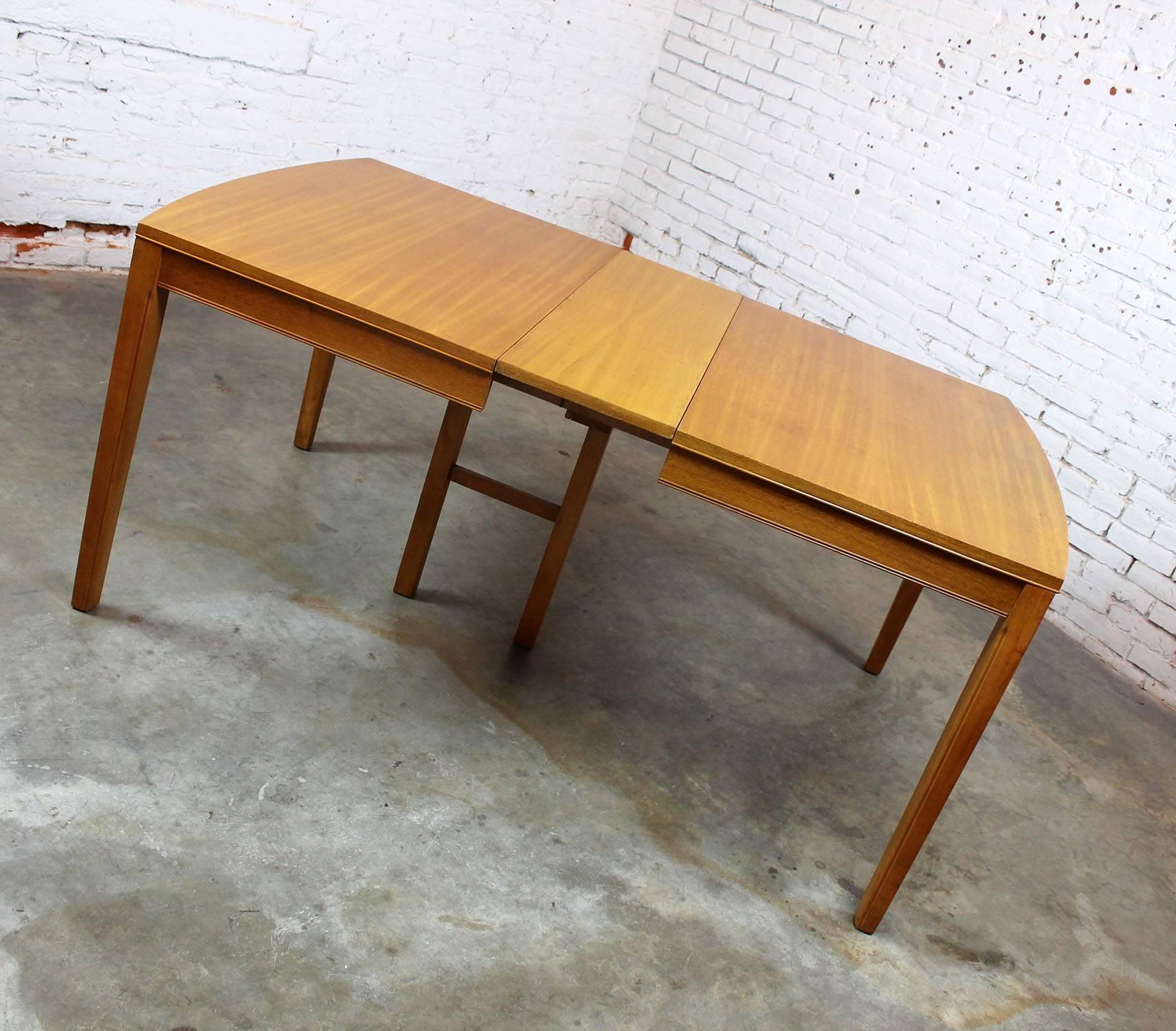 Vintage Mid-Century Modern Mahogany Dining Table For Sale 1