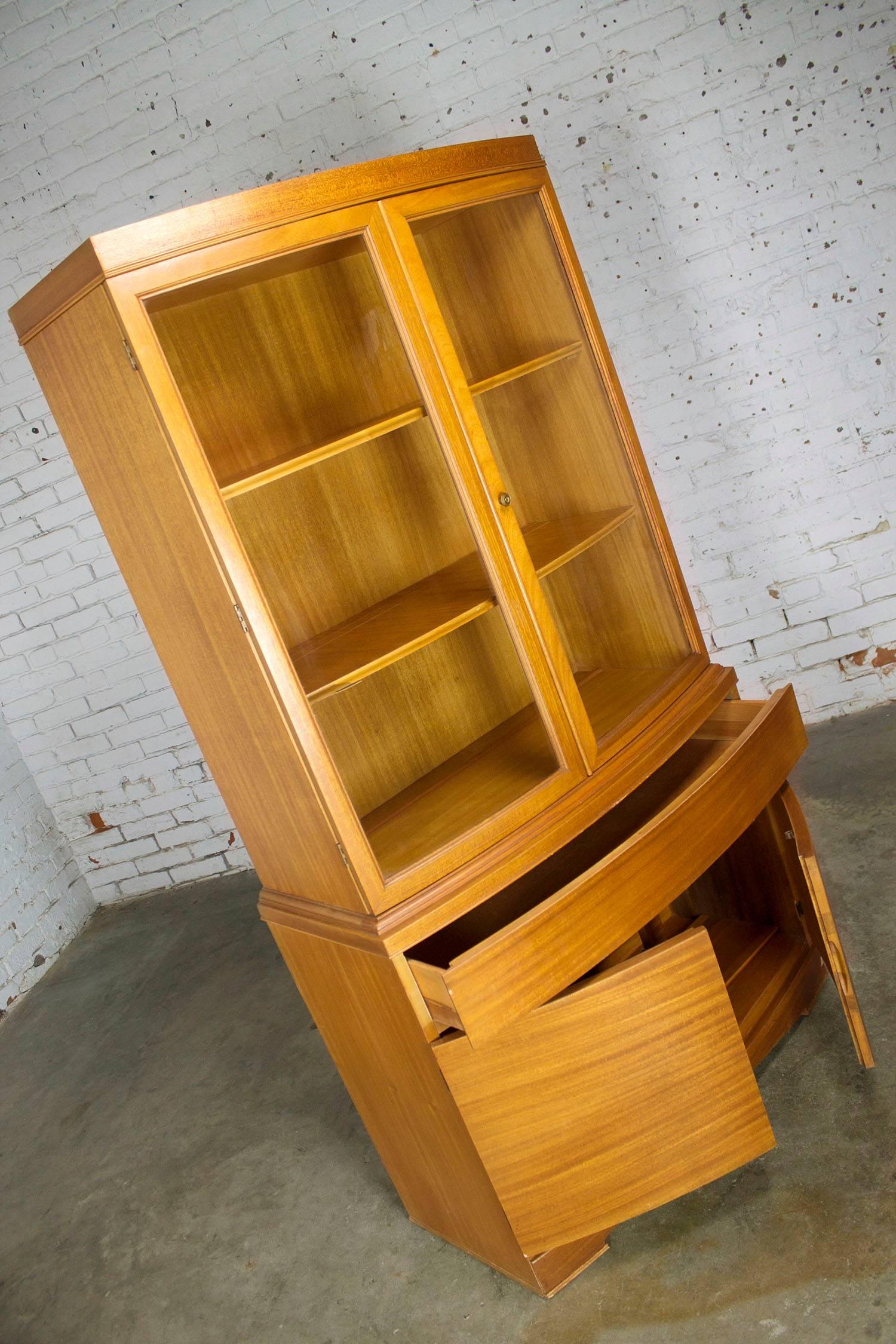 Gorgeous small but mighty Mid-Century Modern mahogany veneer china hutch cabinet. The maker is undetermined but not its great lines and wonderful quality construction. This cabinet is in very good vintage condition.

This vintage Mid-Century