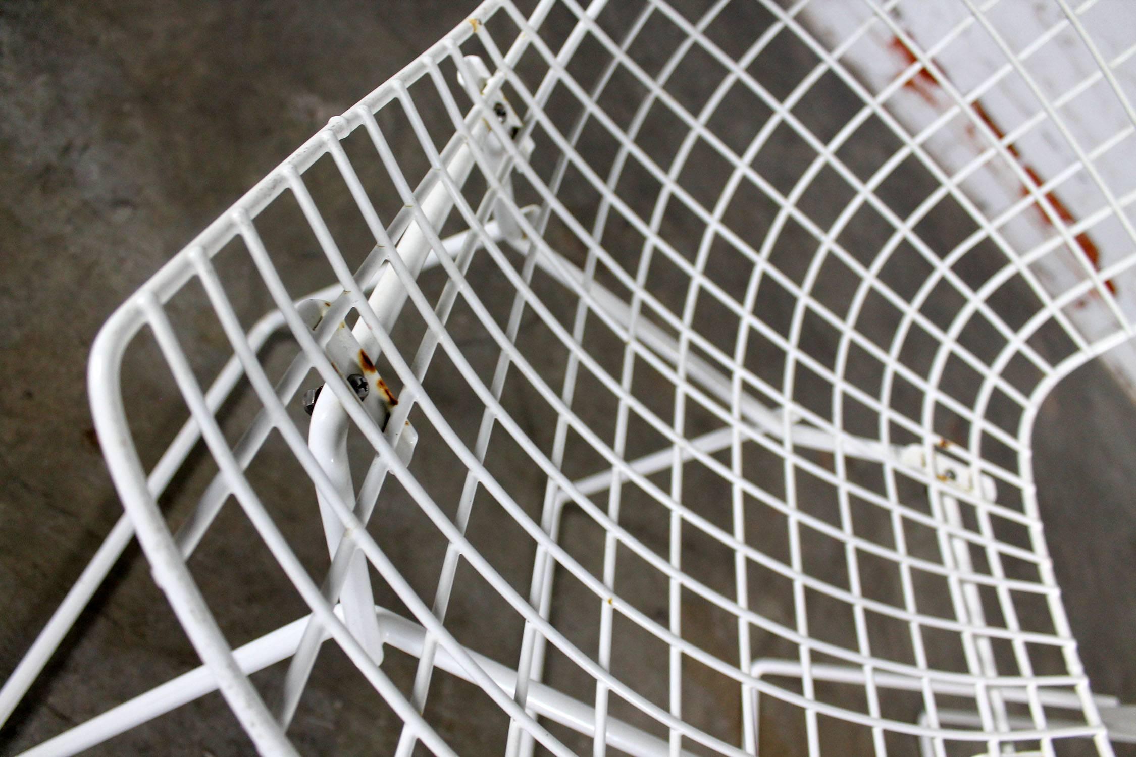 Vintage Mid-Century Modern Bertoia White Wire Side Chairs In Good Condition In Topeka, KS