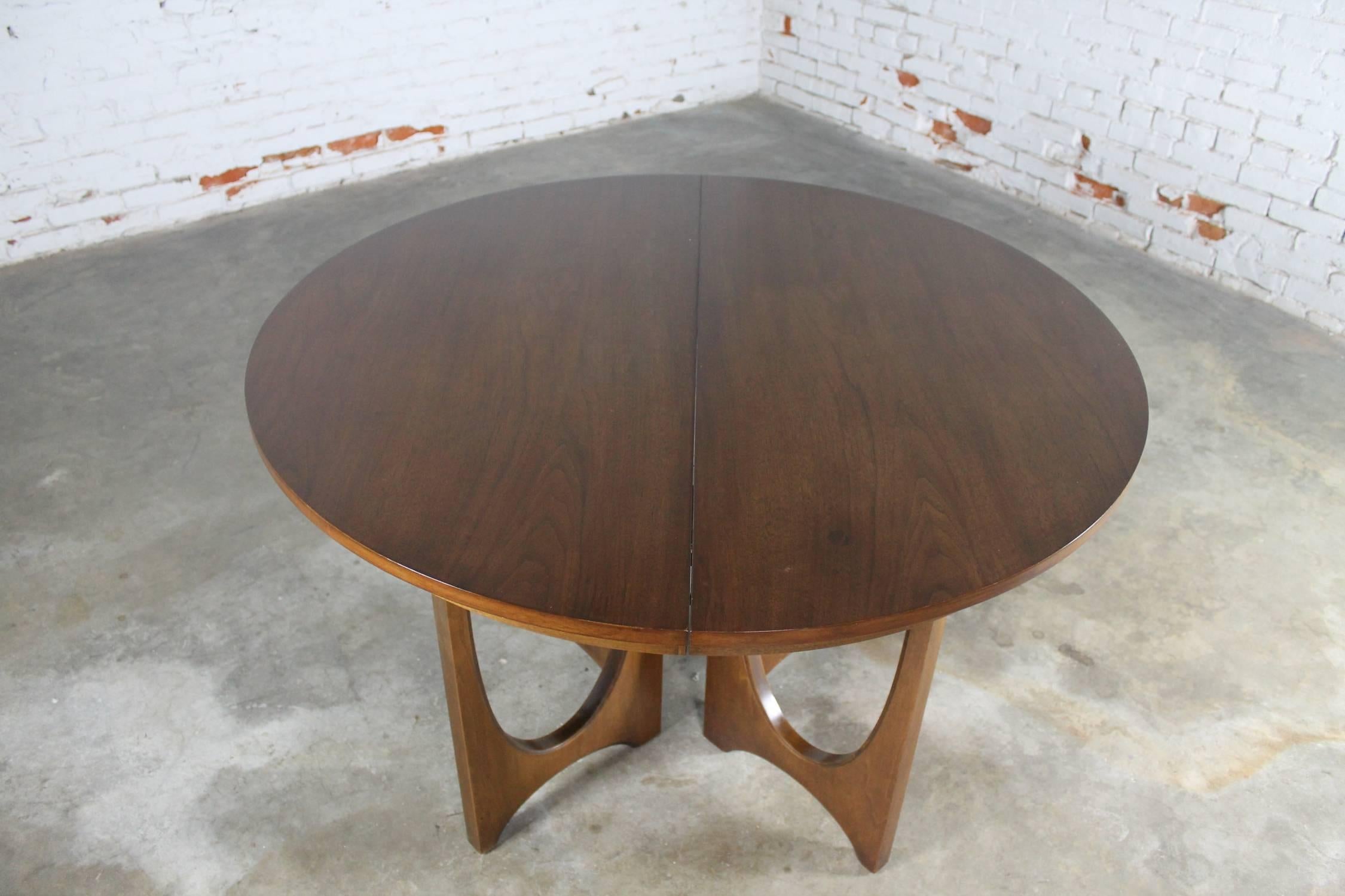 American Mid-Century Modern Broyhill Brasilia 6140-1645 Round Pedestal Base Dining Table