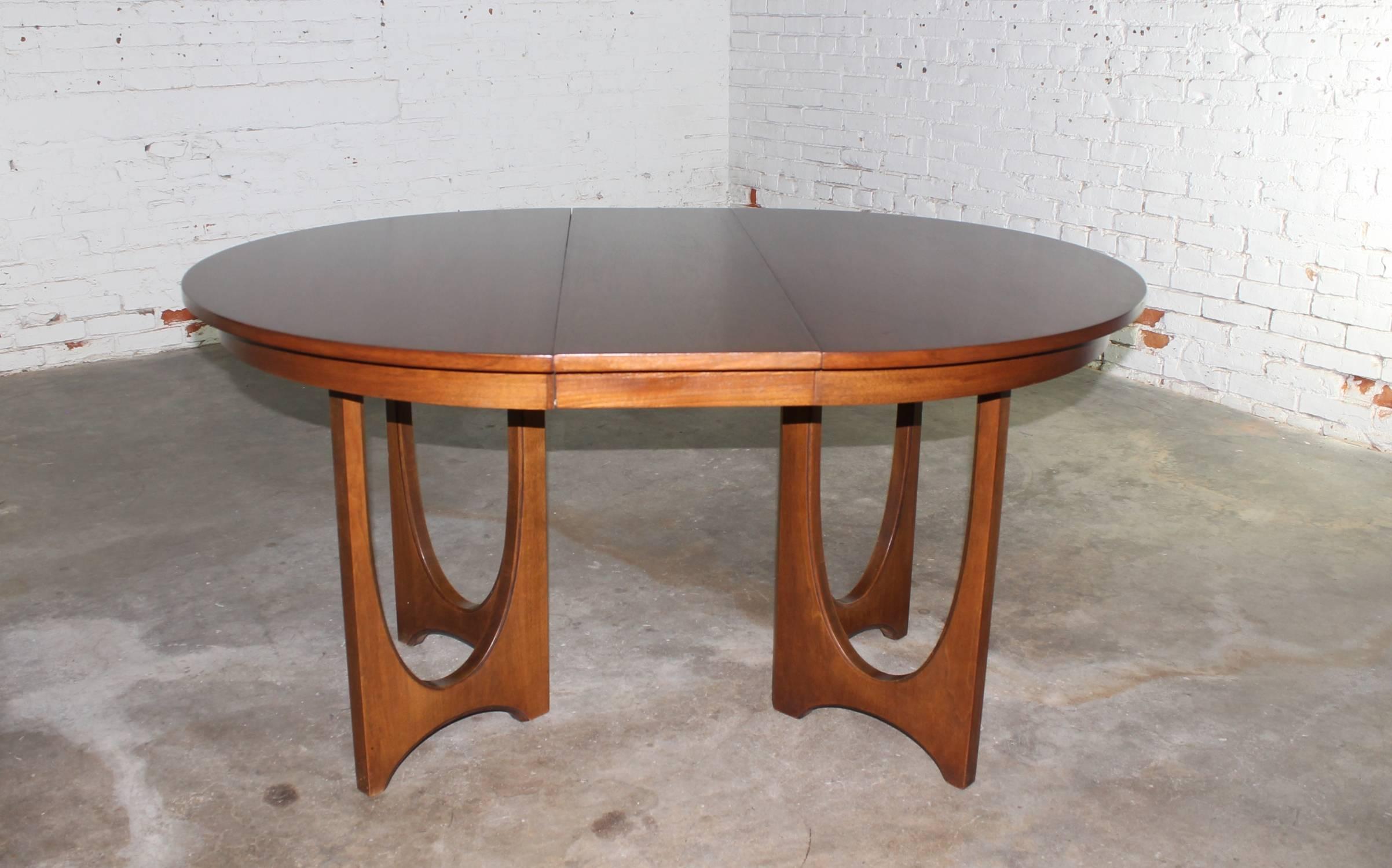 Walnut Mid-Century Modern Broyhill Brasilia 6140-1645 Round Pedestal Base Dining Table
