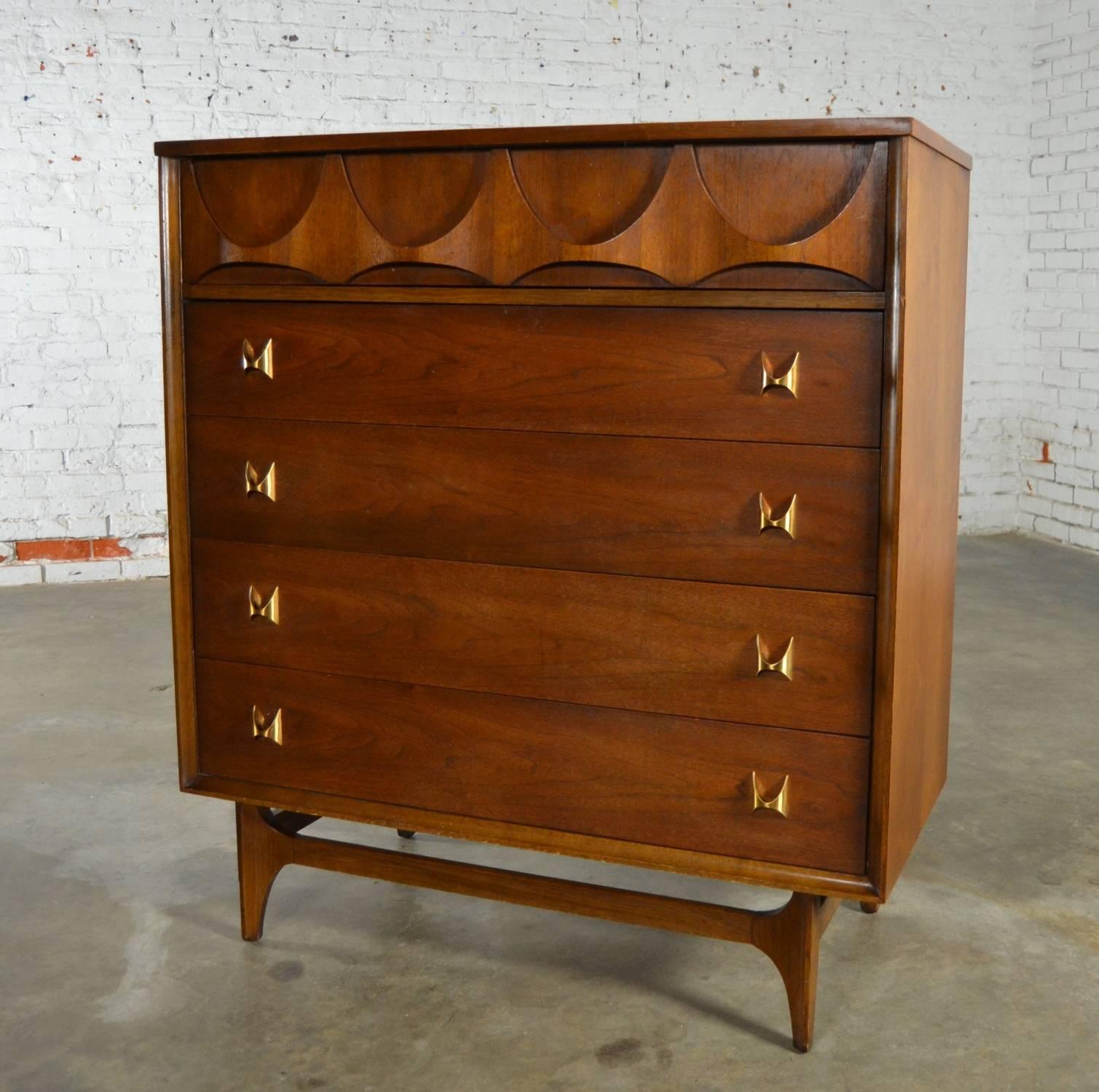Fabulous Mid-Century Modern 6130-40 walnut chest of drawers from the Brasilia collection by Broyhill Premier. This chest is in absolutely wonderful condition with its original finish and only small nicks & dings as you would expect for its