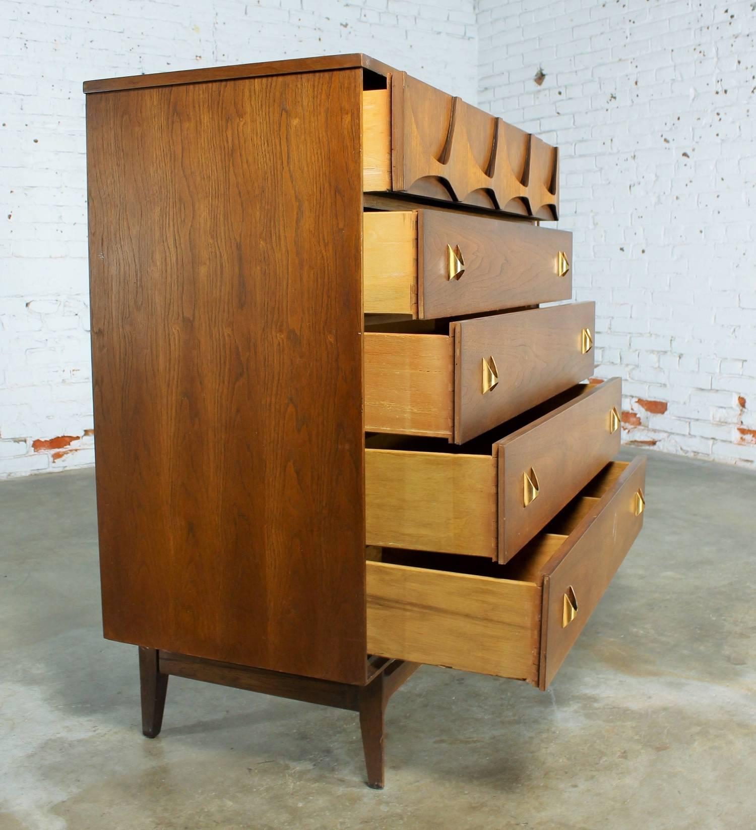 Walnut Mid-Century Modern Broyhill Brasilia 6130-40 Chest of Drawers