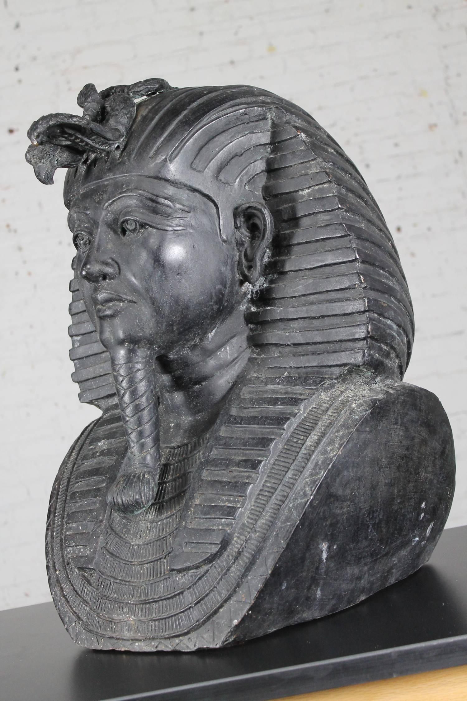 pharaoh statue in egypt