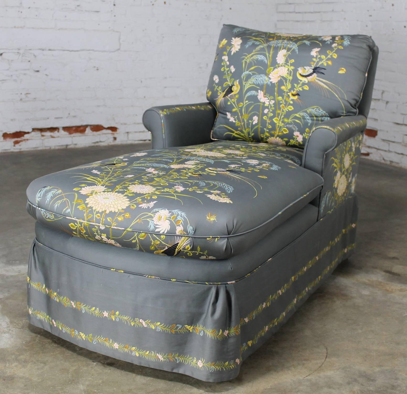 Charming vintage 1940s double armed chaise longue in a beautiful gray French chinoiserie chintz fabric. This chaise is in incredible condition having been recently reupholstered.

This wonderful chaise is so comfy and cozy and just the place to