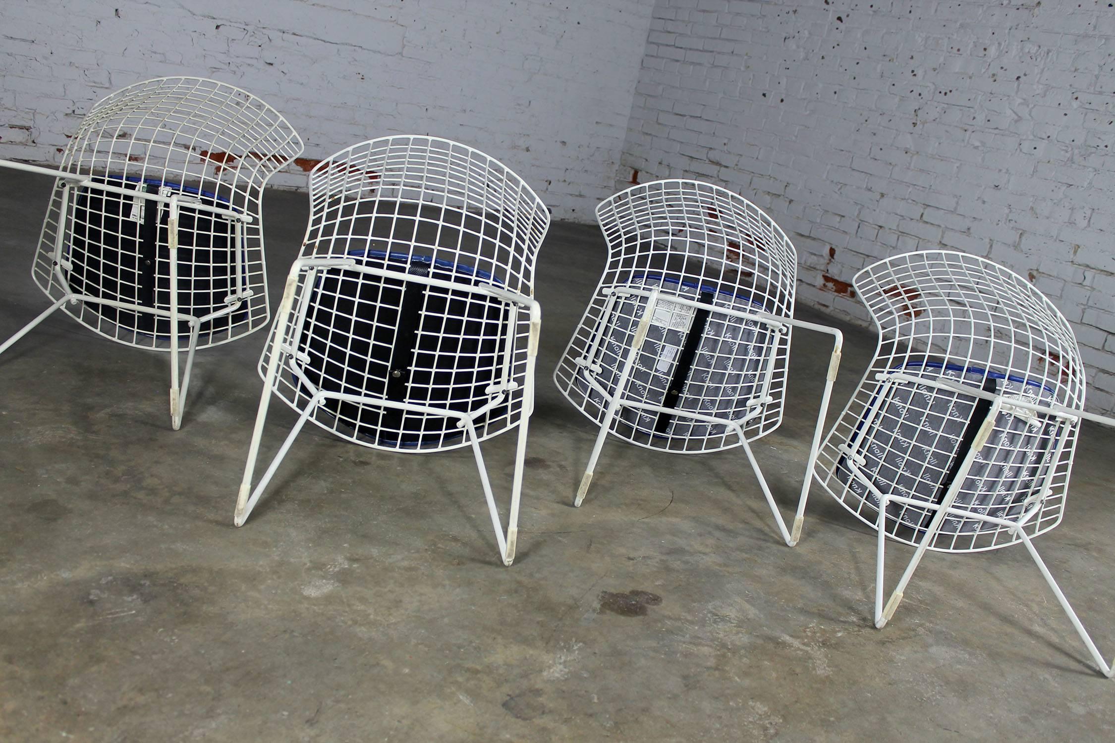 Four Mid-Century Modern Bertoia White Wire Side Chairs In Good Condition In Topeka, KS