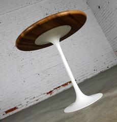 Table Vintage Moderne du Milieu du Siècle Style Saarinen Base Tulipe Blanche Dessus Chêne