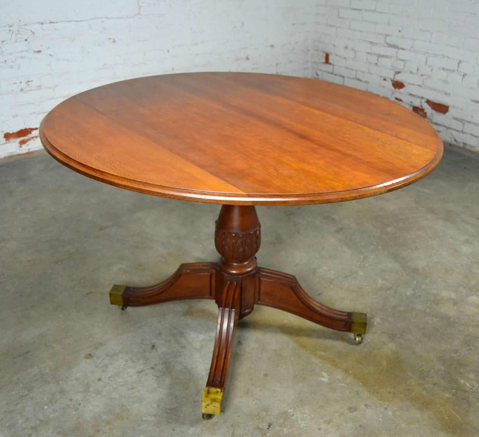 Beautiful classical Regency carved mahogany round tilt-top breakfast or center table with ogee top edge and acanthus leaves on pedestal base, circa 1844-1900 and in wonderful antique condition.

This gorgeous Georgian mahogany circular tilt-top