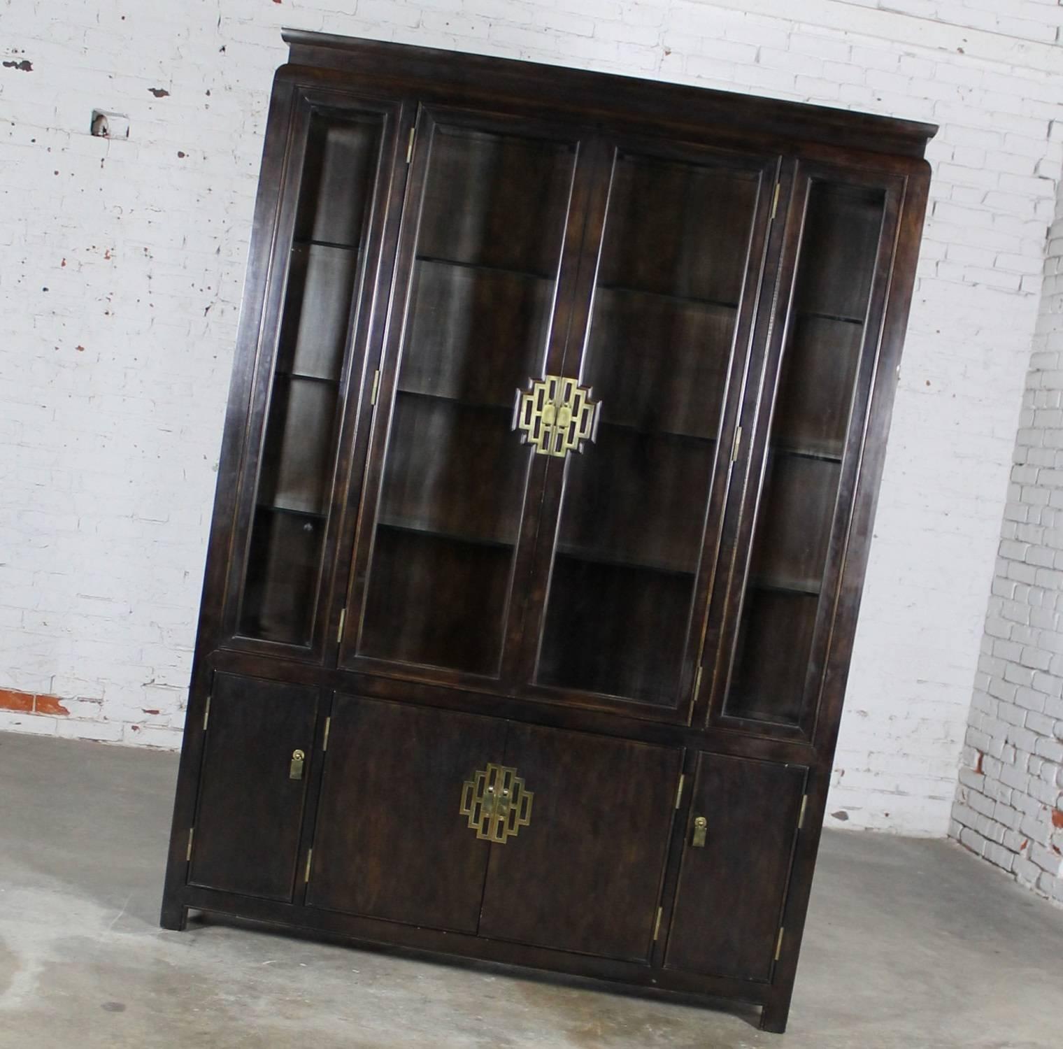 Gorgeous china cabinet, display cabinet or bookcase from the Chin Hua collection by Century Furniture, circa 1970. This great cabinet is lighted and in wonderful vintage condition. See long description and photos for details.

I can just imagine