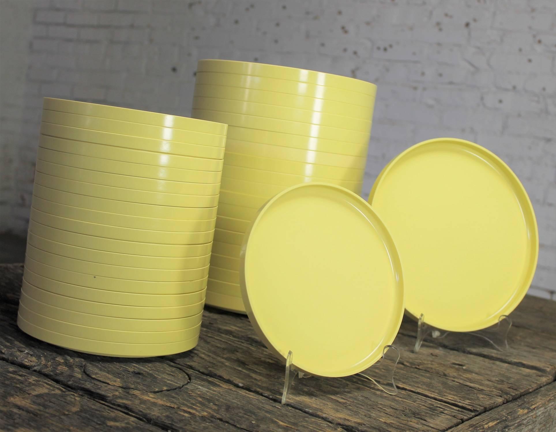 Set of 20 large 10-inch dinner plates and 20 small 8-inch salad plates in light yellow by Massimo Vignelli for Heller, circa 1964. They are all in wonderful vintage condition.

This set of 40 plates are so beautiful in their simplicity. Designed